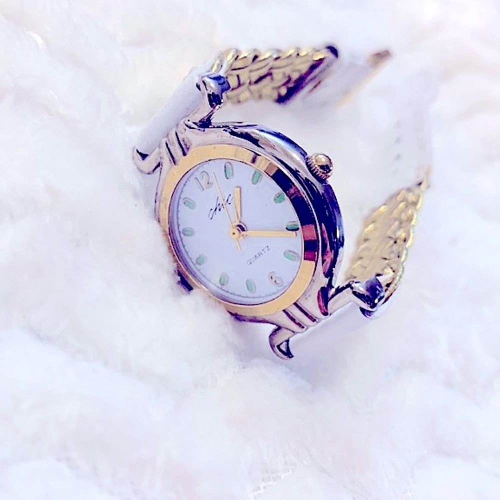 90’sVintage Style» Quartz CHIC Round Face Watch w/Golden Braided Band